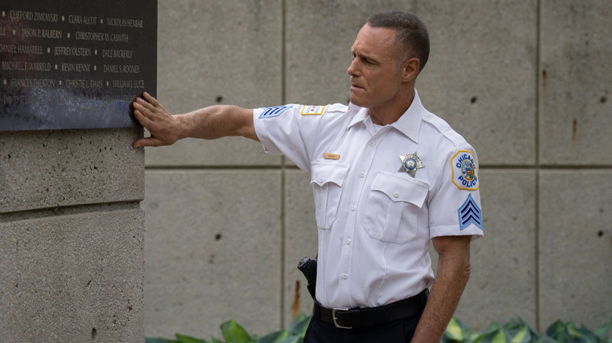 chicago-pd-s13e01-voight-memorial-wall.jpg