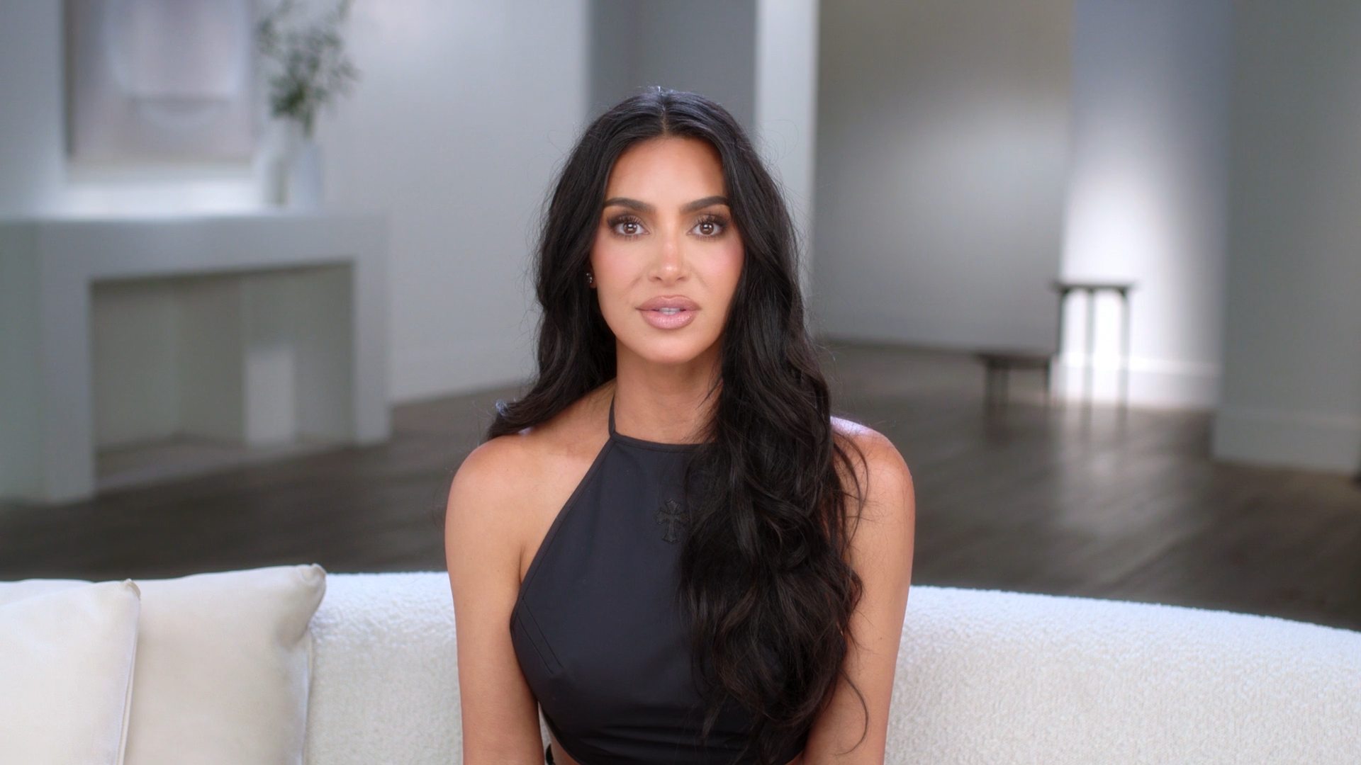 1204_thekardashians_07_kimkardashian.png