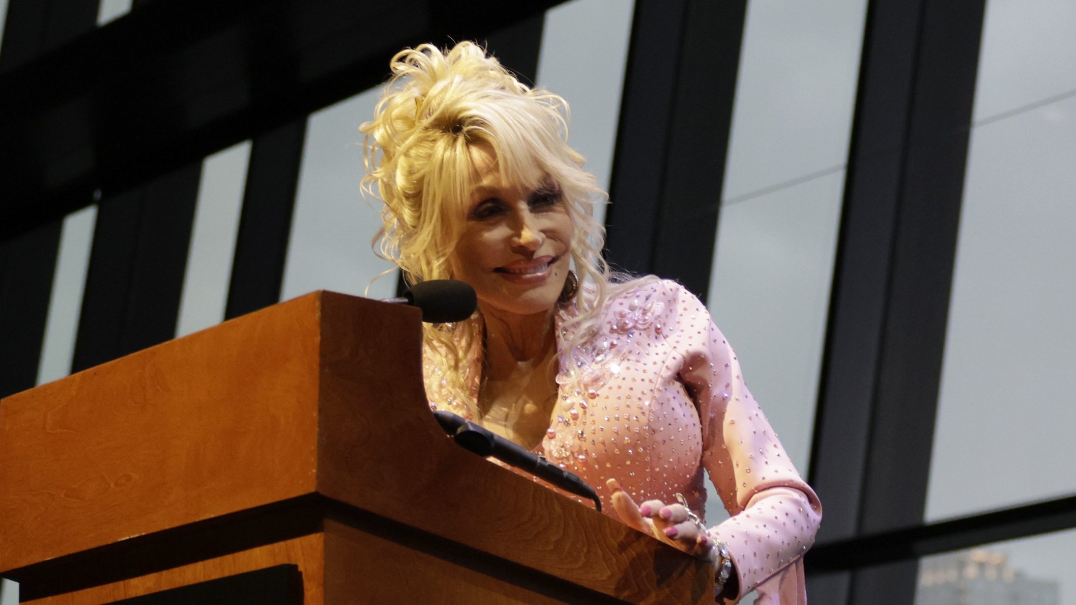 1121_dollyparton_header.jpg