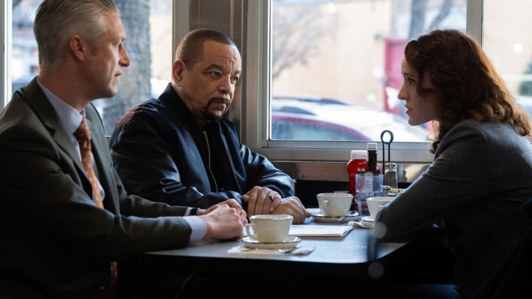 Carisi-an-Fin-take-a-meeting-SVU-S27E12.jpg