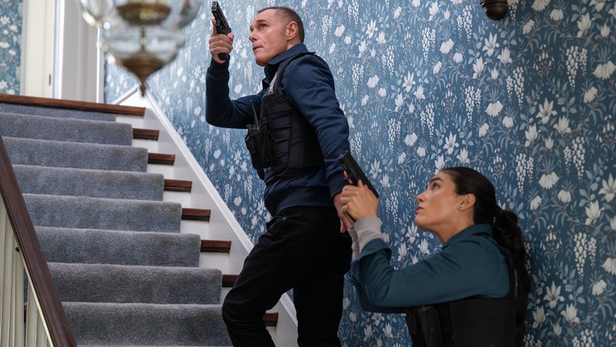 Chicago-PD-S13E08-Voight-and-Imani-wide-shot.jpg