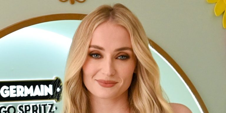 sophie-turner-harpers-bazaar1.jpg