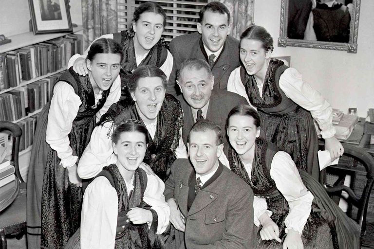 von-trapp-family-singing-main-121824-043e083eea2f45a3a046eb7e0bd4321e.jpg