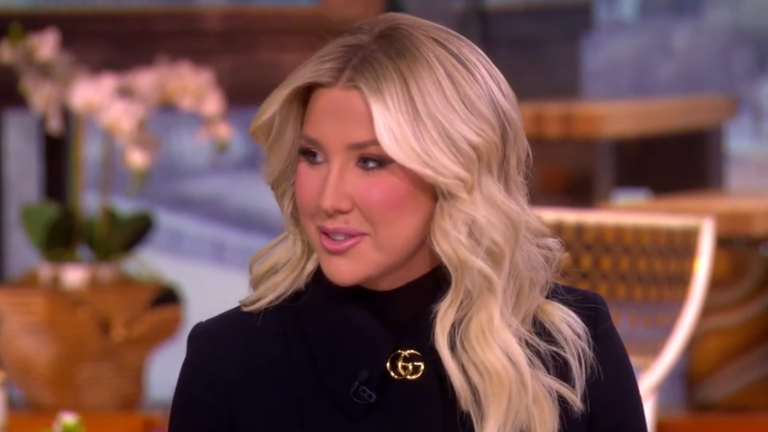 0219_use_savannahchrisley_02_theview-Cropped.png
