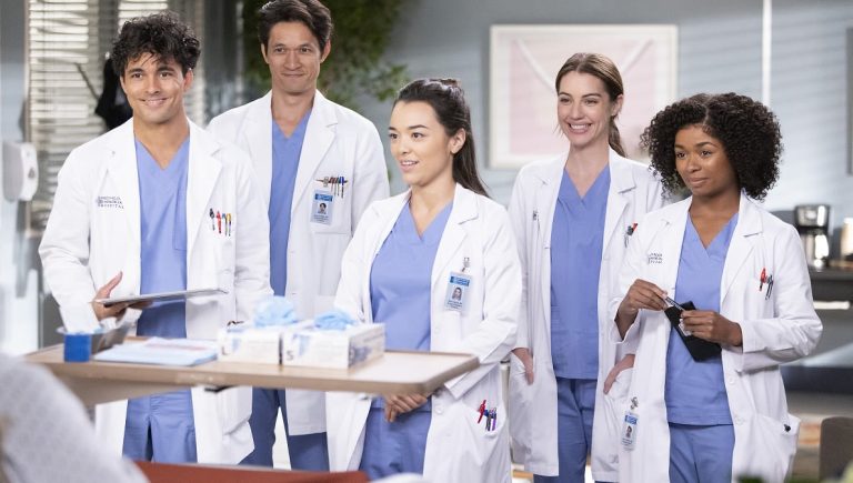 competing-for-tanks-surgery-greys-anatomy-s19e8.jpg