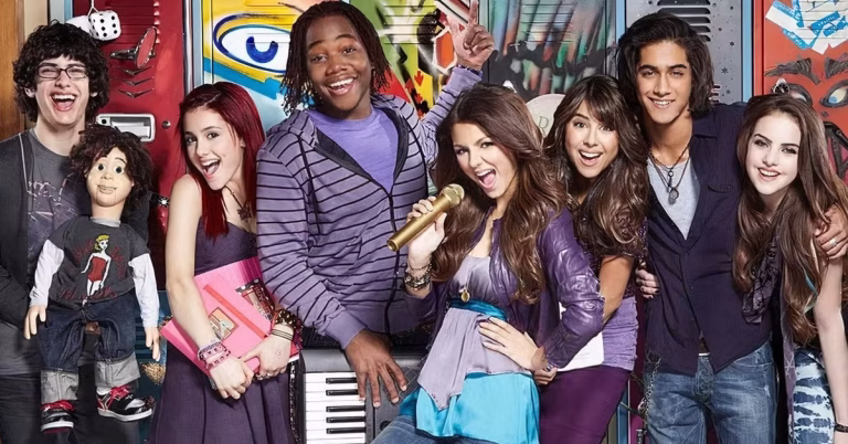 the-victorious-cast-standing-in-front-of-lockers.avif.avif